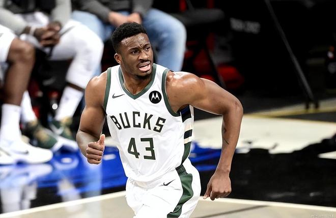 雄鹿绝地反击中国男篮,字母哥完成帽子戏法 雄鹿绝地反击中国男篮,字母哥完成帽子戏法