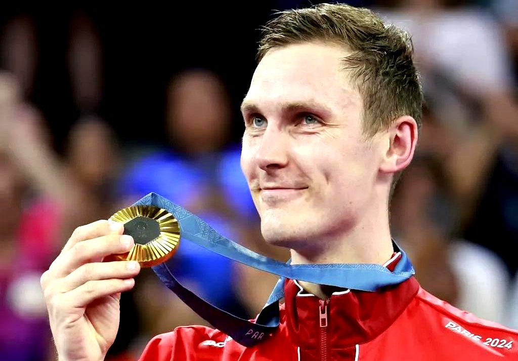 包含英格兰羽毛球队爆冷泰国羽毛球队，安赛龙高光表现的词条