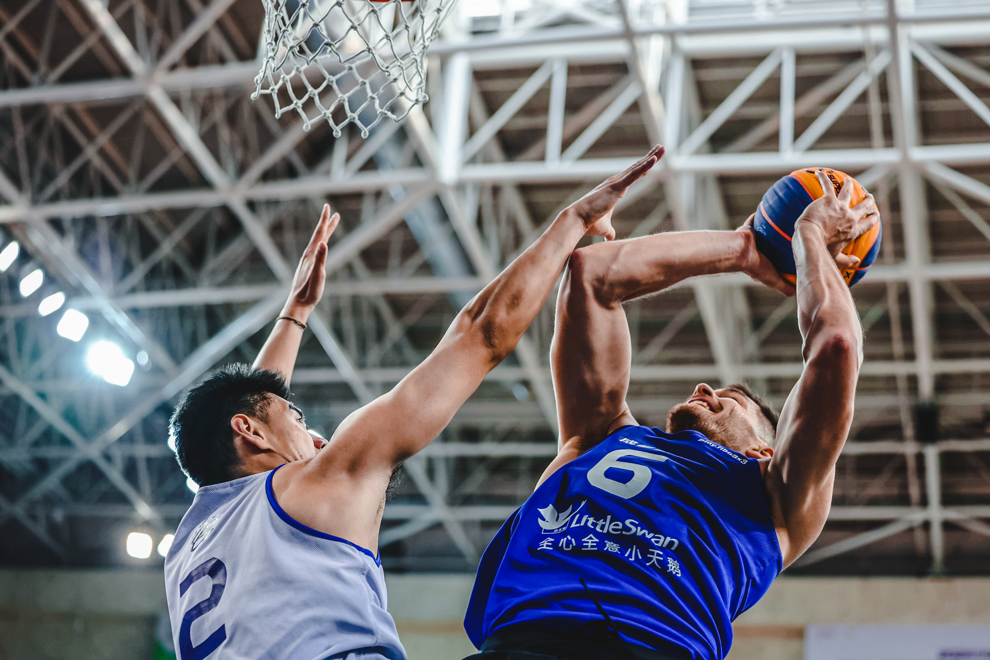 球场上的激烈对抗，篮球比赛掀起热潮的简单介绍