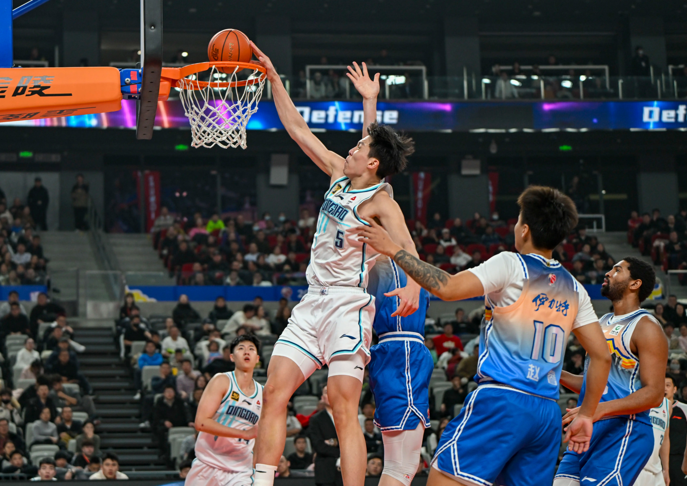 关于新疆男篮状态回暖，与对手激烈对抗的信息