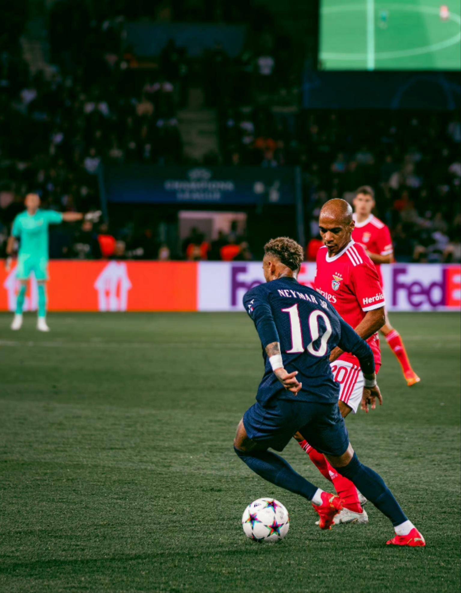 关于足球比赛中球员展现出色发挥，赢得关注的信息