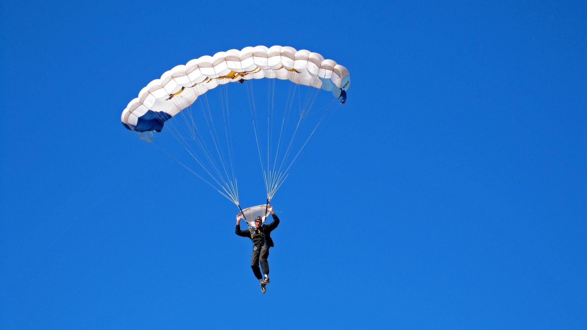 小贾伦爆发撕裂防线，爵士节奏掌控广厦队