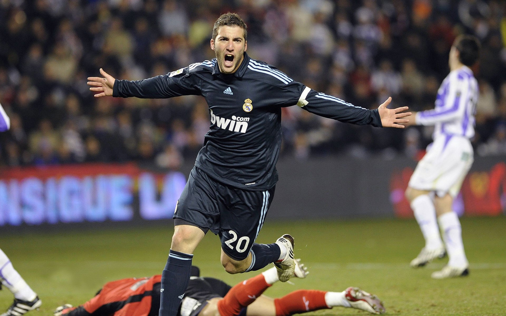 跨界胜利的隐喻,从基辅到丹佛,当代竞技场上的接管叙事